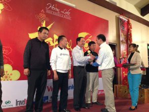 Đại diện VPCC Hồ Gươm trao giải cho các Golfer